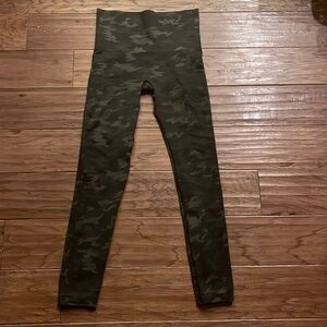 SPANX Seamless High Rise Leggings in Green and Black Camo Size M